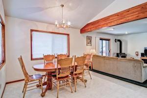 - une salle à manger avec une table, des chaises et un canapé dans l'établissement Yosemite Pines, à Yosemite West
