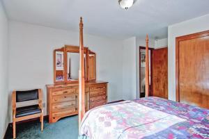 ヨセミテ・ウェストにあるYosemite Pinesのベッドルーム1室(ベッド1台、ドレッサー、鏡付)