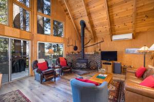 a living room with a fireplace in a log cabin at Yosemite Vista in Yosemite West