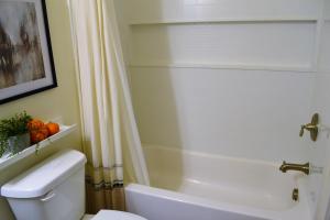 een badkamer met een bad, een toilet en een douche bij Sevier River Farmhouse 3 in Hatch