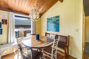 Φωτογραφία από το άλμπουμ του The Lily Pad σε Rockaway Beach