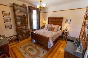 1 dormitorio con cama y estante para libros en 1899 Inn en Deadwood