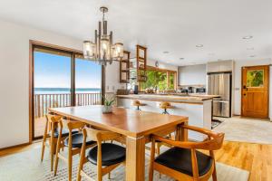 Osprey's Overlook في Vashon: مطبخ وغرفة طعام مع طاولة وكراسي