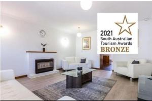 Posezení v ubytování Adelaide Style Accommodation-Getaway in North Adelaide- close to city
