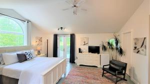TV a/nebo společenská místnost v ubytování Auberge du Vignoble Bromont