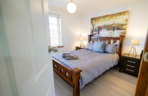 A bed or beds in a room at Adelaide Style Accommodation-Getaway in North Adelaide- close to city