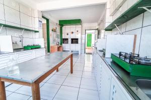 una gran cocina con una mesa en el centro en Parada da Cal Beach Torres, en Torres