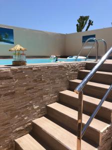 kilka schodów prowadzących do basenu w obiekcie Atico con piscina privada a 100m del mar w mieście Vera