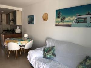 salon z kanapą i stołem w obiekcie Atico con piscina privada a 100m del mar w mieście Vera