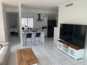 Keith's on Sylvan Beach, 1 of the 3 most popular units on Bribie的电视和/或娱乐中心