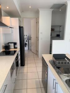 Keith's on Sylvan Beach, 1 of the 3 most popular units on Bribie的厨房或小厨房
