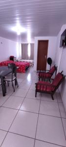 Habitación con 2 camas, mesa y sillas en FLAT AMARRAÇÃO LC/PI en Luis Correia