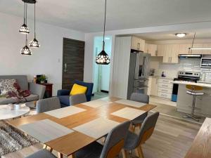 Kitchen o kitchenette sa Lovely 2 bedroom rental unit with free parking