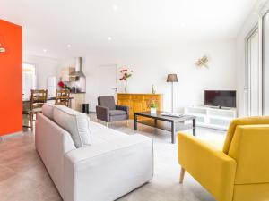 uma sala de estar com um sofá branco e cadeiras amarelas em Gîte Saint-Philbert-de-Grand-Lieu, 3 pièces, 4 personnes - FR-1-306-980 em Saint-Philbert-de-Grand-Lieu