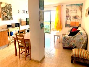 コラレホにあるFuertelena Corralejo Soul Apartmentのリビングルーム(テーブル、ソファ付)
