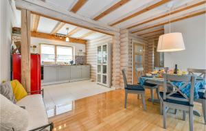cocina y comedor con mesa y sillas en Nice Home In Bregana With House A Panoramic View, en Bregana