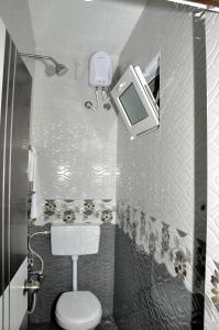 Ett badrum på Royaleinn Sirkali