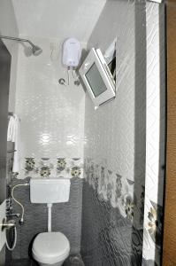 Ett badrum på Royaleinn Sirkali