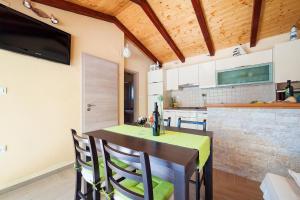 Kuchyň nebo kuchyňský kout v ubytování Apartments Sara