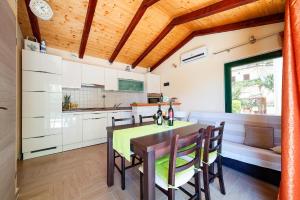 Kuchyň nebo kuchyňský kout v ubytování Apartments Sara
