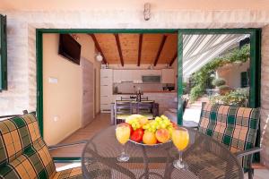 Kuchyň nebo kuchyňský kout v ubytování Apartments Sara