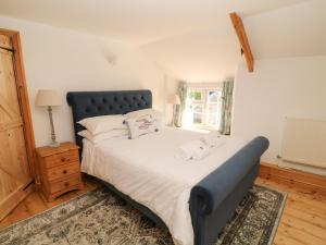 Giường trong phòng chung tại Thatch View Cottage