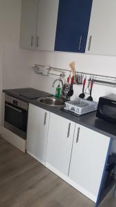 een keuken met een wastafel en een aanrecht bij Apartment Happy 2 in Pakoštane