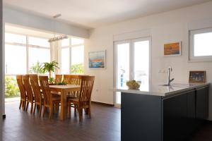 Fotografia z galérie ubytovania Family Villa Mermaid Your Croatian Haven with Pool and Scenic Views v destinácii Podstrana
