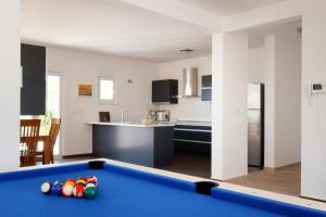Kuchyňa alebo kuchynka v ubytovaní Family Villa Mermaid Your Croatian Haven with Pool and Scenic Views