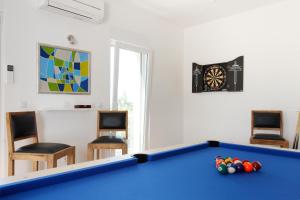 Biliardový stôl v ubytovaní Family Villa Mermaid Your Croatian Haven with Pool and Scenic Views
