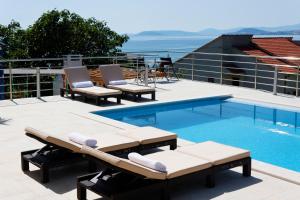 Bazén v ubytovaní Family Villa Mermaid Your Croatian Haven with Pool and Scenic Views alebo v jeho blízkosti