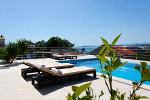 Bazén v ubytovaní Family Villa Mermaid Your Croatian Haven with Pool and Scenic Views alebo v jeho blízkosti
