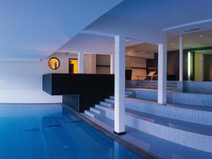 テルフェス・イム・シュトゥーバイにあるHotel & Appartements Oberhoferのプールと階段のある家