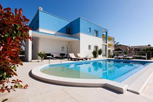 Bazén v ubytovaní Family Villa Mermaid Your Croatian Haven with Pool and Scenic Views alebo v jeho blízkosti
