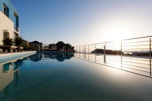 Bazén v ubytovaní Family Villa Mermaid Your Croatian Haven with Pool and Scenic Views alebo v jeho blízkosti