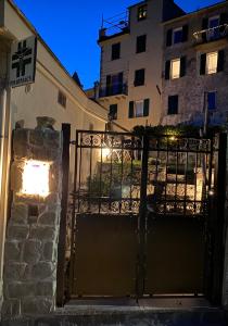 una puerta delante de un edificio por la noche en Madüneta 5 Terre, en Corniglia
