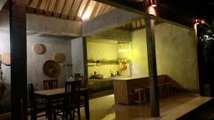 cocina y comedor con mesa y sillas en UmahOde Bali, en Nusa Dua