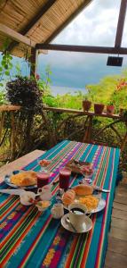 una mesa de picnic con platos de comida y bebida en hostal Monte Libano, en Puerto López