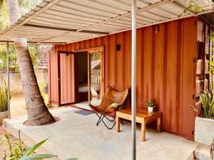 patio con sedia e ombrellone di Little Lagoon Hostel ad Arugam