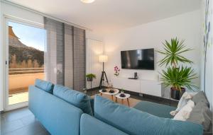 uma sala de estar com um sofá azul e uma televisão em 4 Bedroom Gorgeous Home In Zrnovnica em Žrnovnica