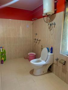 W pokoju znajduje się łazienka z białą toaletą. w obiekcie Kazi Retreat w mieście Pakhyong