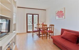 Posezení v ubytování 1 Bedroom Lovely Apartment In Petrcane
