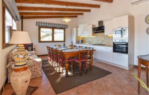 uma cozinha e sala de jantar com mesa e cadeiras em 2 Bedroom Gorgeous Home In Troina em Troina