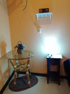 una mesa con una cesta encima en una habitación en Cozy Sudio#1, 5min Beach & 1 hour Liberia Int ARPTO, en La Cruz