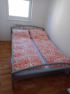 een bed met avertisementatronatronatronstrationstrationstrationstrationstrationstrationstrationstrationstrationstrationstrationstrationstration bij Apartman Brezo in Pale