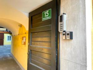 een deur naar een gebouw met een bord erop bij City Dream - Apartment Top 3 self check-in in Graz