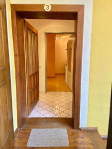un pasillo con una puerta que da a una habitación en City Dream - Apartment Top 3 self check-in, en Graz