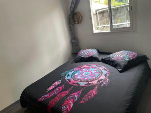 Postel nebo postele na pokoji v ubytování L'améthyste - Bungalow de charme