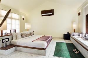 1 dormitorio con 1 cama y 1 sofá en Bijapur Lodge Jawai, en Pālī