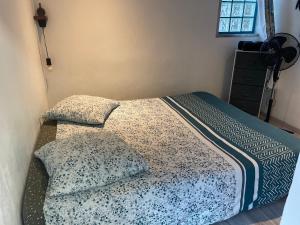 Postel nebo postele na pokoji v ubytování L'améthyste - Bungalow de charme